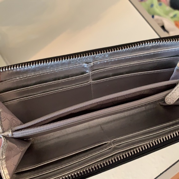 Micheal Kors wallet - Picture 4 of 4